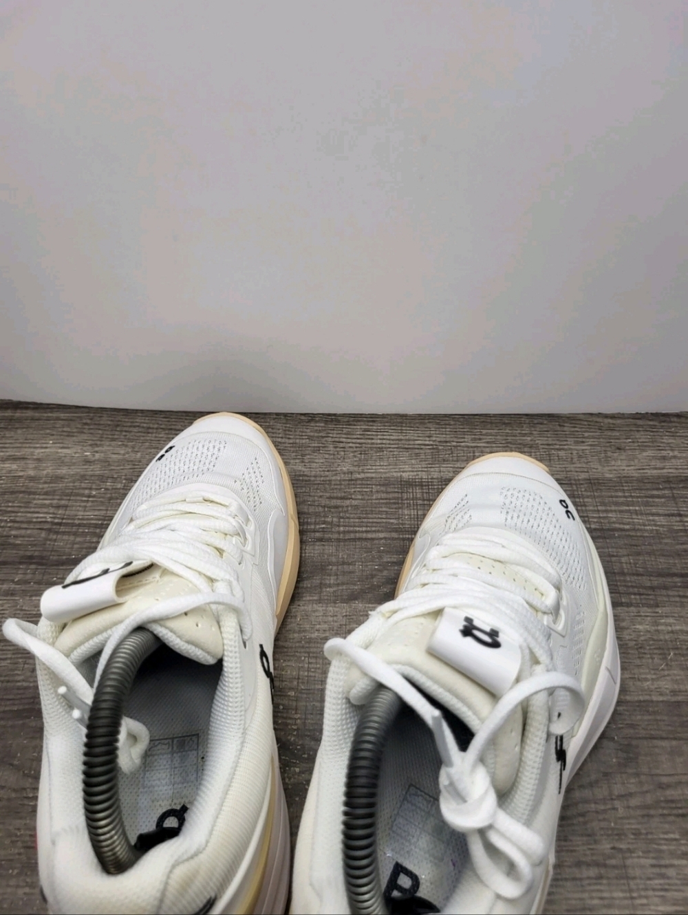 On The Roger Pro 2 White Beige Tennis Shoes Sneakers Womens Size 7.5 - Picture 6 of 11